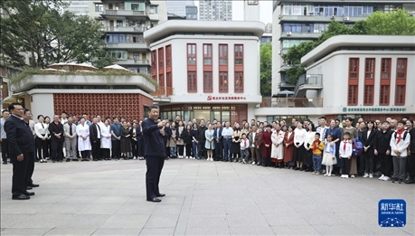 4月22日至24日，中共中央總書記、國家主席、中央軍委主席習(xí)近平在重慶考察。這是22日下午，習(xí)近平在九龍坡區(qū)謝家灣街道民主村社區(qū)考察時，同社區(qū)居民親切交流。新華社記者 鞠鵬 攝