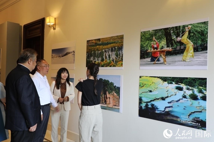 四川省文化和旅游廳副廳長(zhǎng)王成平、墨西哥松林文化中心展覽部主任盧西亞·恩里克斯·岡薩雷斯·薩拉維亞、墨西哥中國(guó)文化中心主任石岳文參觀圖片展。拍攝者為墨西哥分社外籍雇員埃內(nèi)斯托·多明戈斯