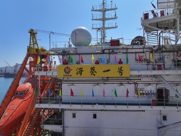 亞洲首艘圓筒型FPSO“?？惶?hào)”建造完工。韓慶攝