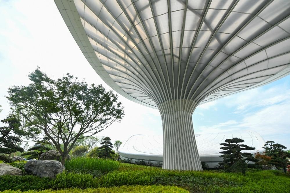 這是2024年4月22日拍攝的成都世園會主會場入口處的“芙蓉花”底部，它兼具收集雨水、循環(huán)利用的功能。新華社記者 王曦 攝