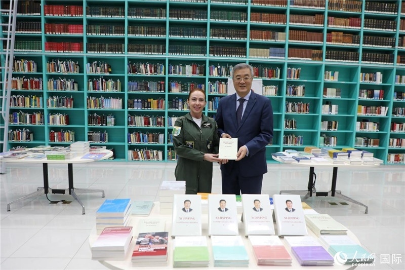 授課后，中國駐巴西大使祝青橋向巴西高等防務(wù)學院圖書館捐贈了150本書籍。圖為祝青橋和巴西高等防務(wù)學院院長卡拉·利里奧·馬丁斯在圖書捐贈儀式上。 人民網(wǎng)記者 陳一鳴攝
