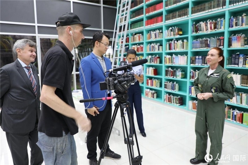 巴西高等防務(wù)學院院長卡拉·利里奧·馬丁斯接受了人民網(wǎng)的視頻采訪。 人民網(wǎng)記者 陳一鳴攝