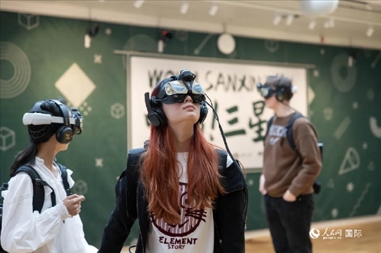 體驗三星堆VR文化。中國駐瑞典大使館供圖