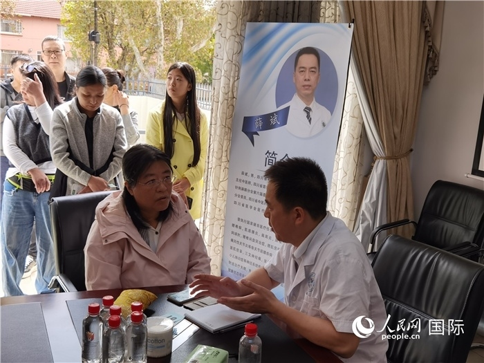 中醫(yī)專家為當地華僑華人提供中醫(yī)咨詢和診療服務。 （本報記者 楊謳 攝）