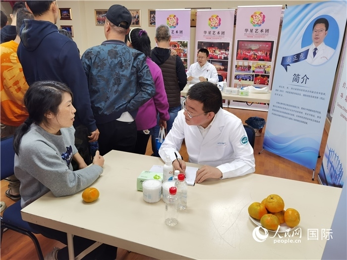 中醫(yī)專家為當地華僑華人提供中醫(yī)咨詢和診療服務。 （本報記者 楊謳 攝）