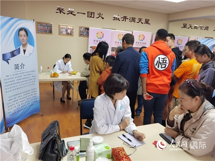 中醫(yī)專家為當地華僑華人提供中醫(yī)咨詢和診療服務。 （本報記者 楊謳 攝）