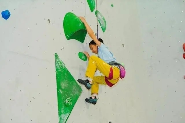 2024年4月16日，全國青少年攀巖公開賽江山站舉行，選手在比賽中。中國登山協(xié)會供圖