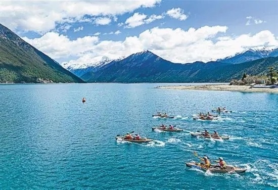 2024年4月20日，2024年巴松措國際漂流公開賽的選手在比賽中。 新華社記者 孫非攝
