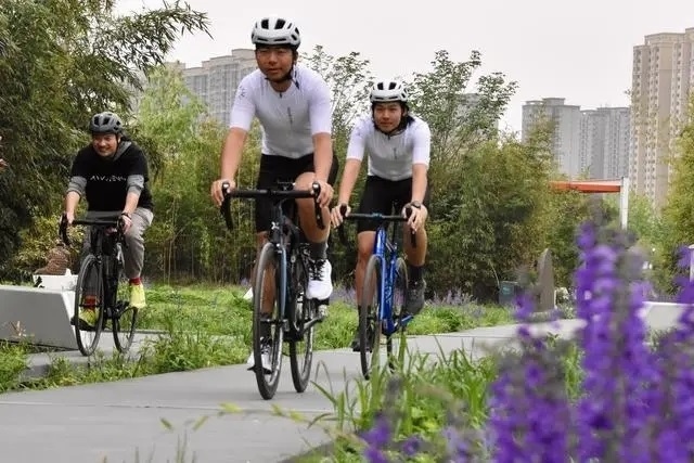 2024年4月上旬，一支騎行隊伍在西安雁南公園騎行。 新華社記者 鄭昕攝