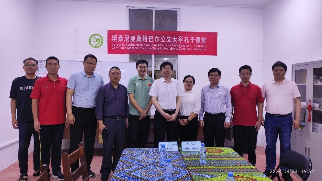 揚(yáng)州市衛(wèi)健系統(tǒng)代表團(tuán)和孔子學(xué)院老師合影。中國(guó)援桑醫(yī)療隊(duì)供圖