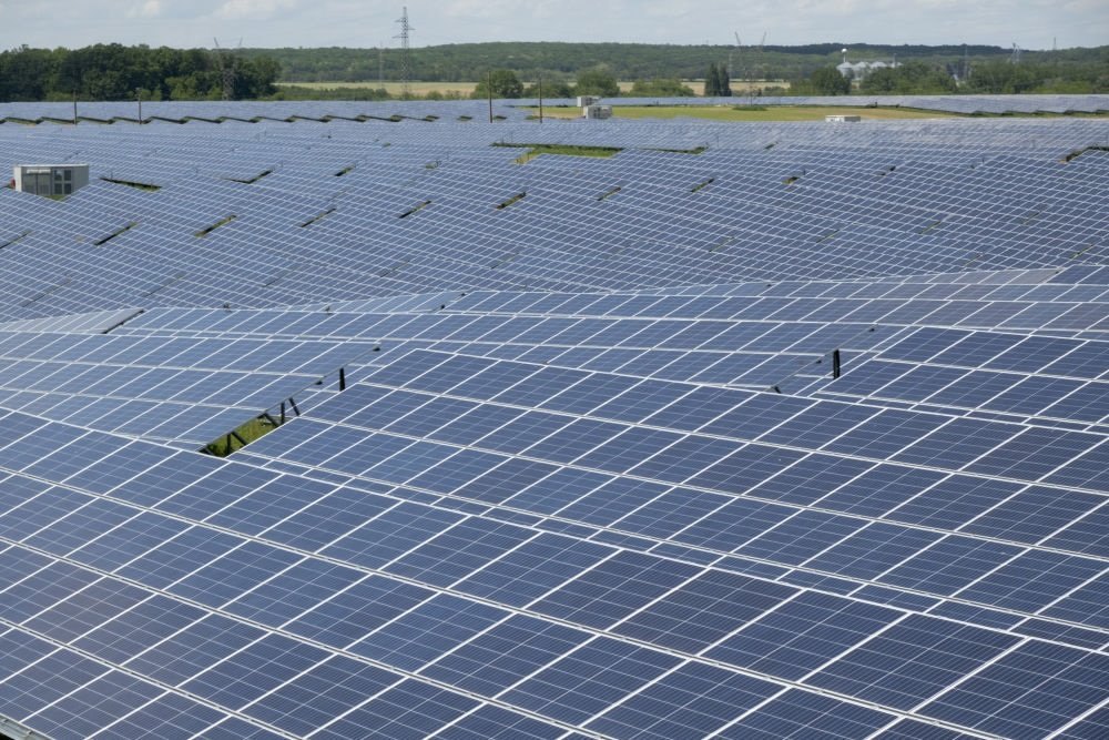 這是2021年5月27日在匈牙利考波什堡拍攝的100兆瓦光伏電站。當(dāng)日，由中國(guó)通用技術(shù)集團(tuán)所屬中國(guó)機(jī)械進(jìn)出口（集團(tuán)）有限公司投資興建的匈牙利考波什堡100兆瓦光伏電站項(xiàng)目在考波什堡市舉行投運(yùn)啟動(dòng)儀式。新華社發(fā)（弗爾季·奧蒂洛攝）