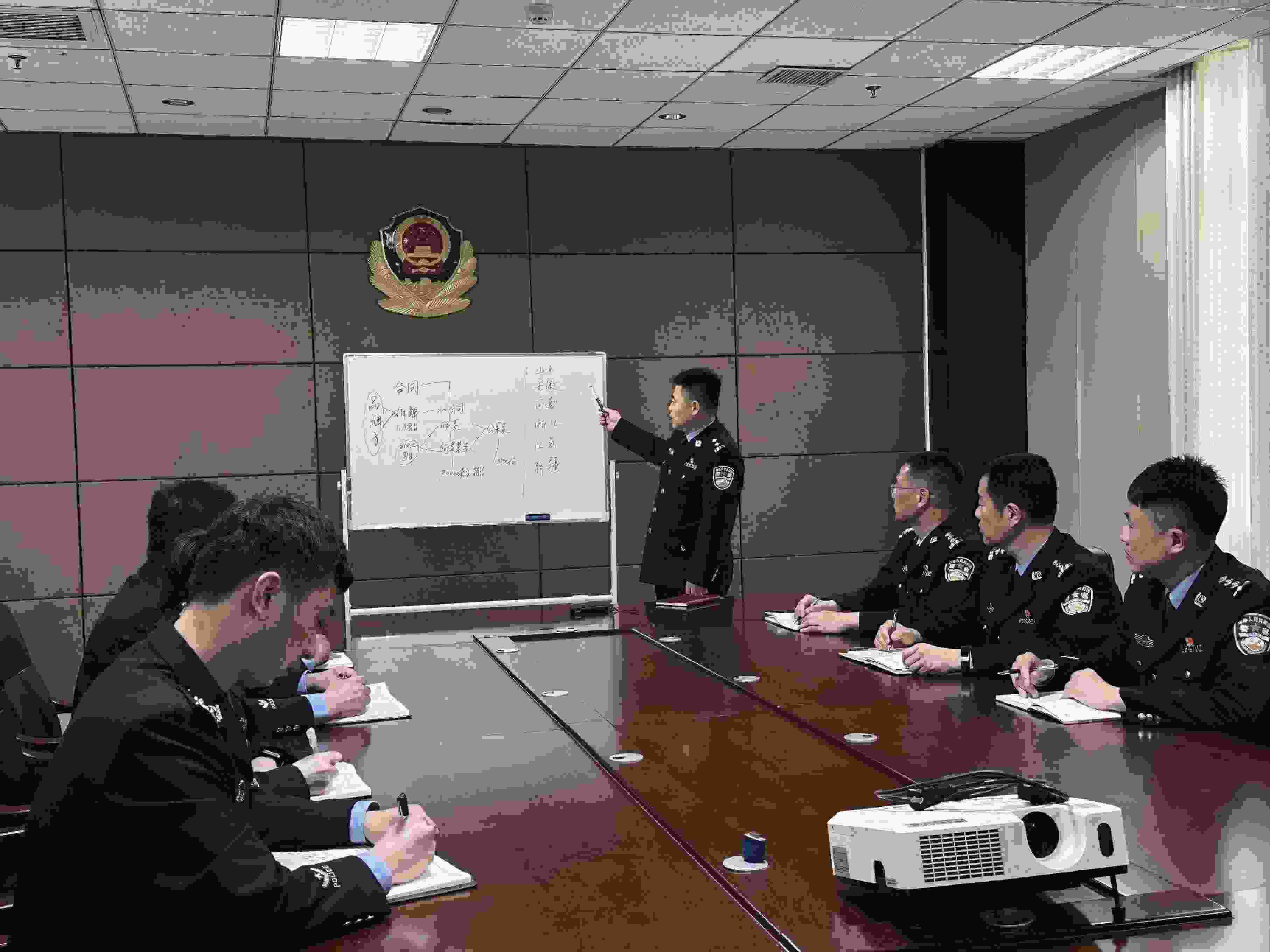 專案組辦案民警介紹案情。人民網(wǎng)記者 郝萍攝