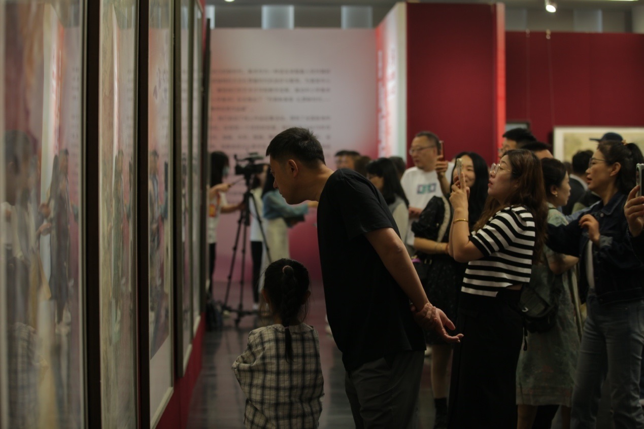 嘉賓及教研員、教師代表參觀(guān)展覽。主辦方供圖
