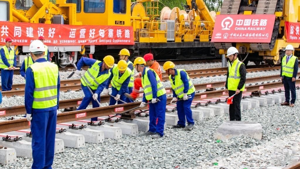 △2024年4月25日，在塞爾維亞北部城市巴奇卡托波拉，匈塞鐵路項(xiàng)目施工人員進(jìn)行匈塞鐵路軌道合龍工作。