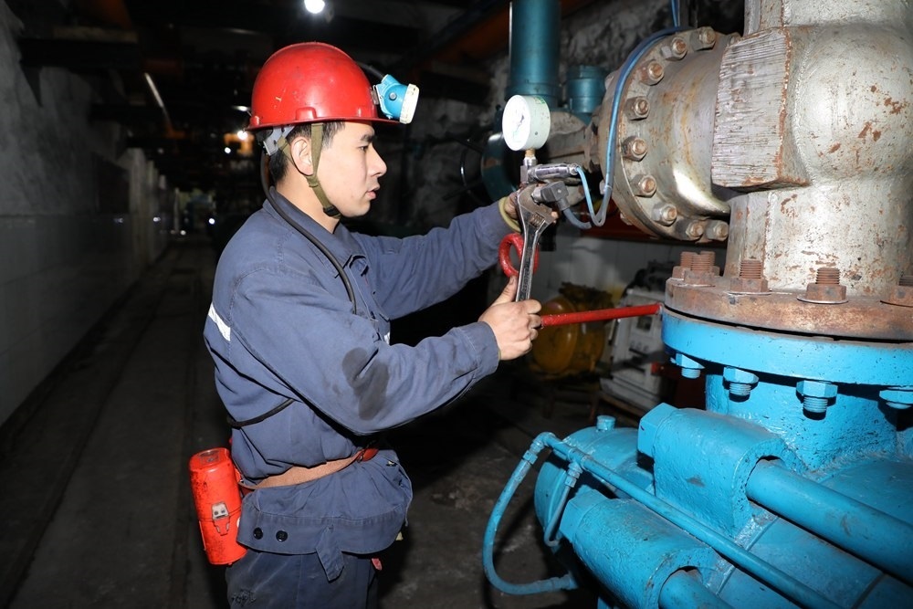 2024年4月30日，冀中能源峰峰集團(tuán)新屯礦機(jī)電區(qū)副區(qū)長顧博在井下泵房檢修水泵。新華社發(fā)