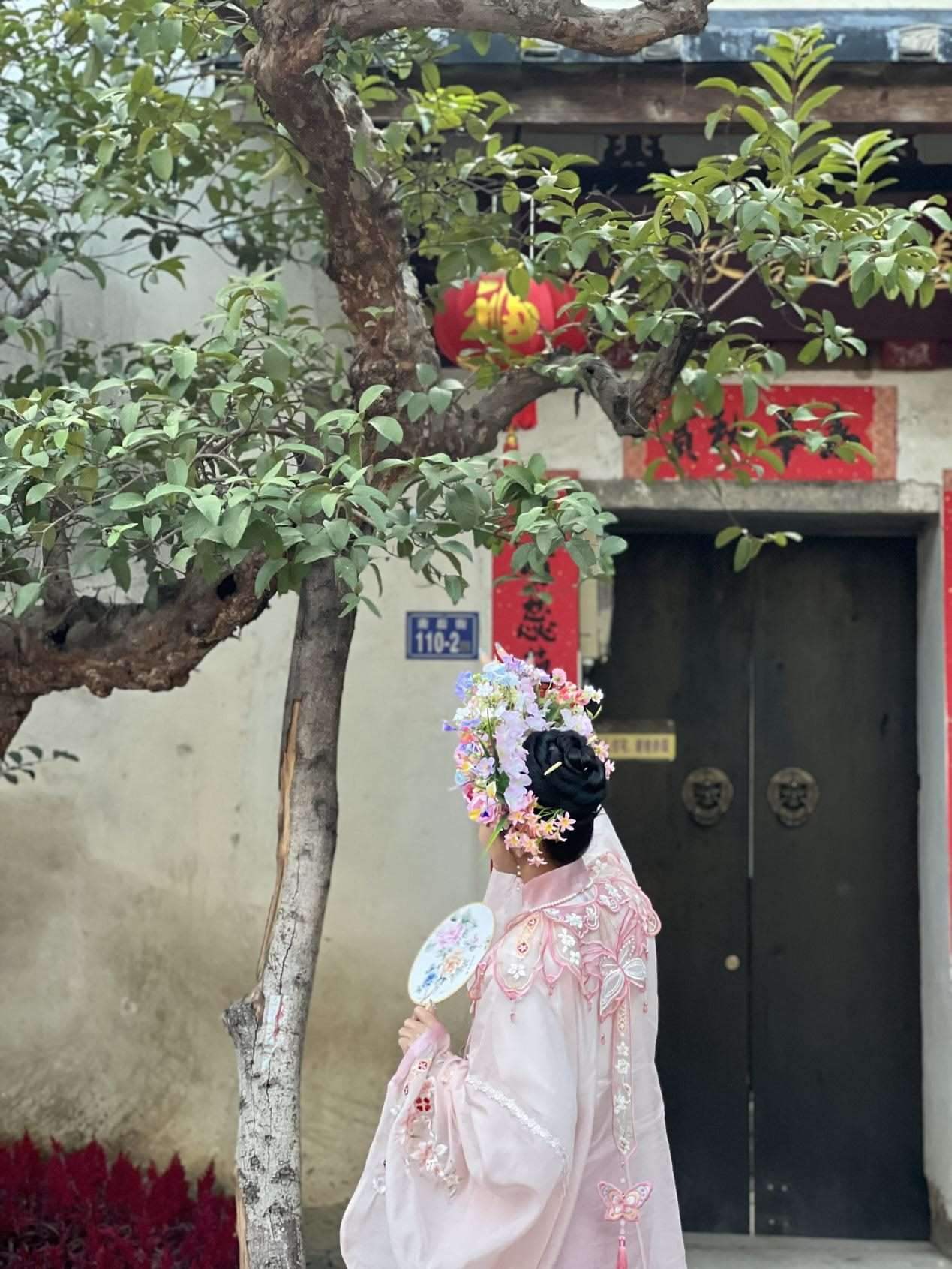 福建泉州，頭戴簪花的游客正拍照留念。人民網(wǎng) 歐陽(yáng)易佳攝