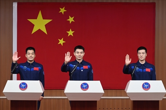 2024年月24日，神舟十八號載人飛行任務航天員葉光富（中）、李聰（右）、李廣蘇在酒泉衛(wèi)星發(fā)射中心問天閣與媒體記者集體見面。