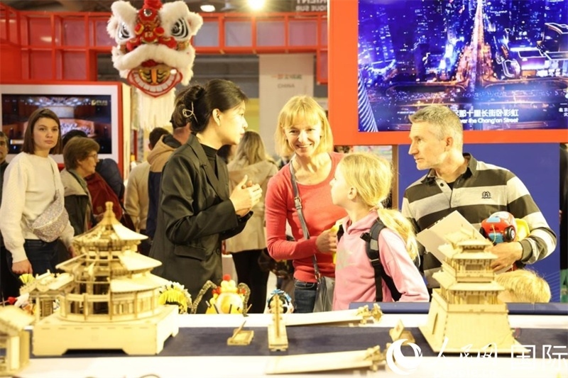 法國觀眾在展覽北京文化展區(qū)參觀。人民網(wǎng)記者楊一攝