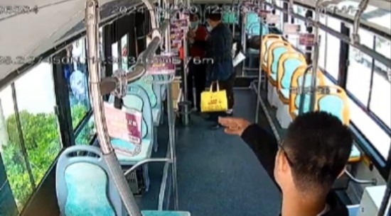 公交車上他一聲大吼！魏杰，好樣的！