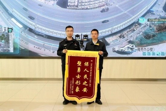 公交車上他一聲大吼！魏杰，好樣的！