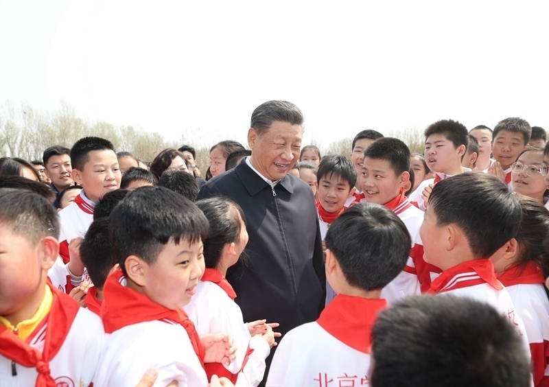 △4月3日，習近平總書記來到北京市通州區(qū)潞城鎮(zhèn)參加首都義務植樹活動。這是總書記同少先隊員在一起。