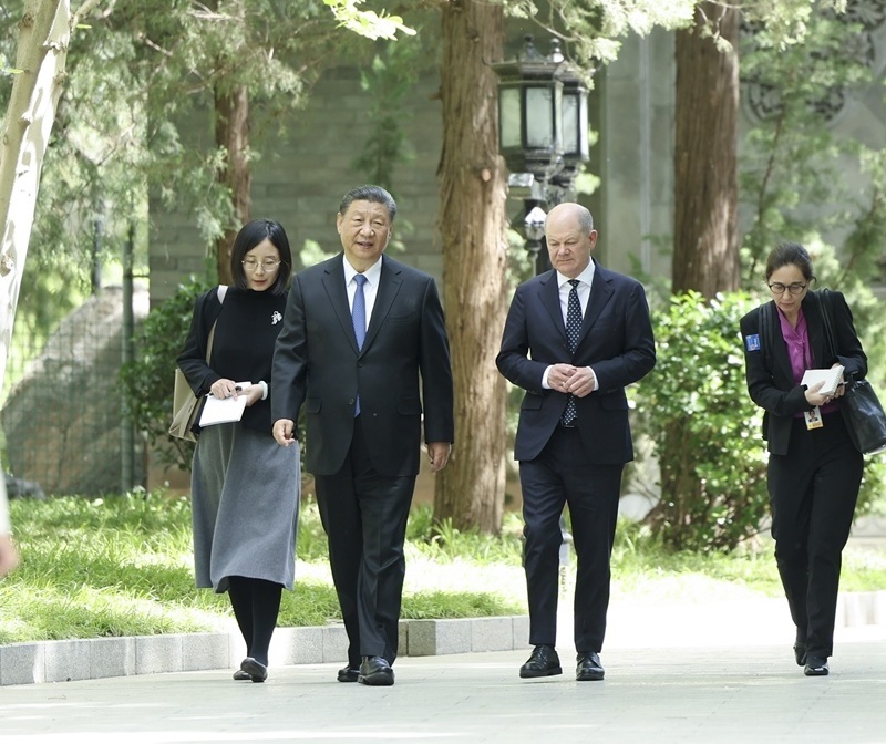 △4月16日，習近平主席在北京釣魚臺國賓館會見德國總理朔爾茨。這是習近平主席同朔爾茨總理一起散步。