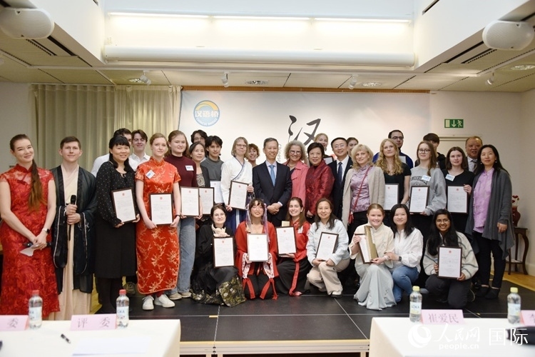中國駐瑞典大使崔愛民、使館負責教育事務的黃立瓊參贊、預選賽評委老師和指導老師，以及所有獲獎選手合影留念。人民網(wǎng)記者 殷淼攝