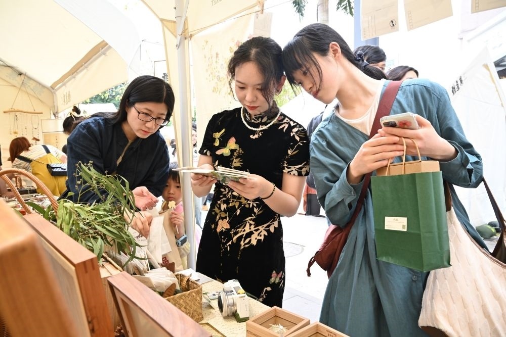 2024年5月2日，游人在福州雅道巷藝術(shù)市集上選購(gòu)創(chuàng)意植物書簽。新華社記者 姜克紅 攝