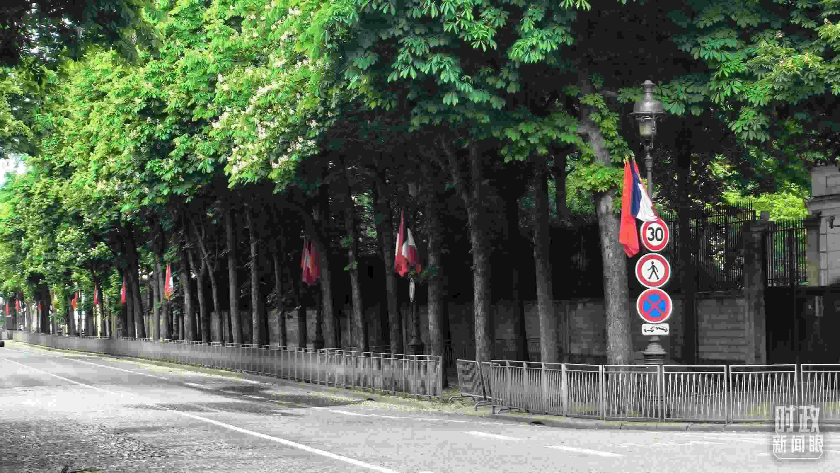 △巴黎道路兩側(cè)懸掛中法兩國國旗。（總臺(tái)央視記者鄂介甫拍攝）