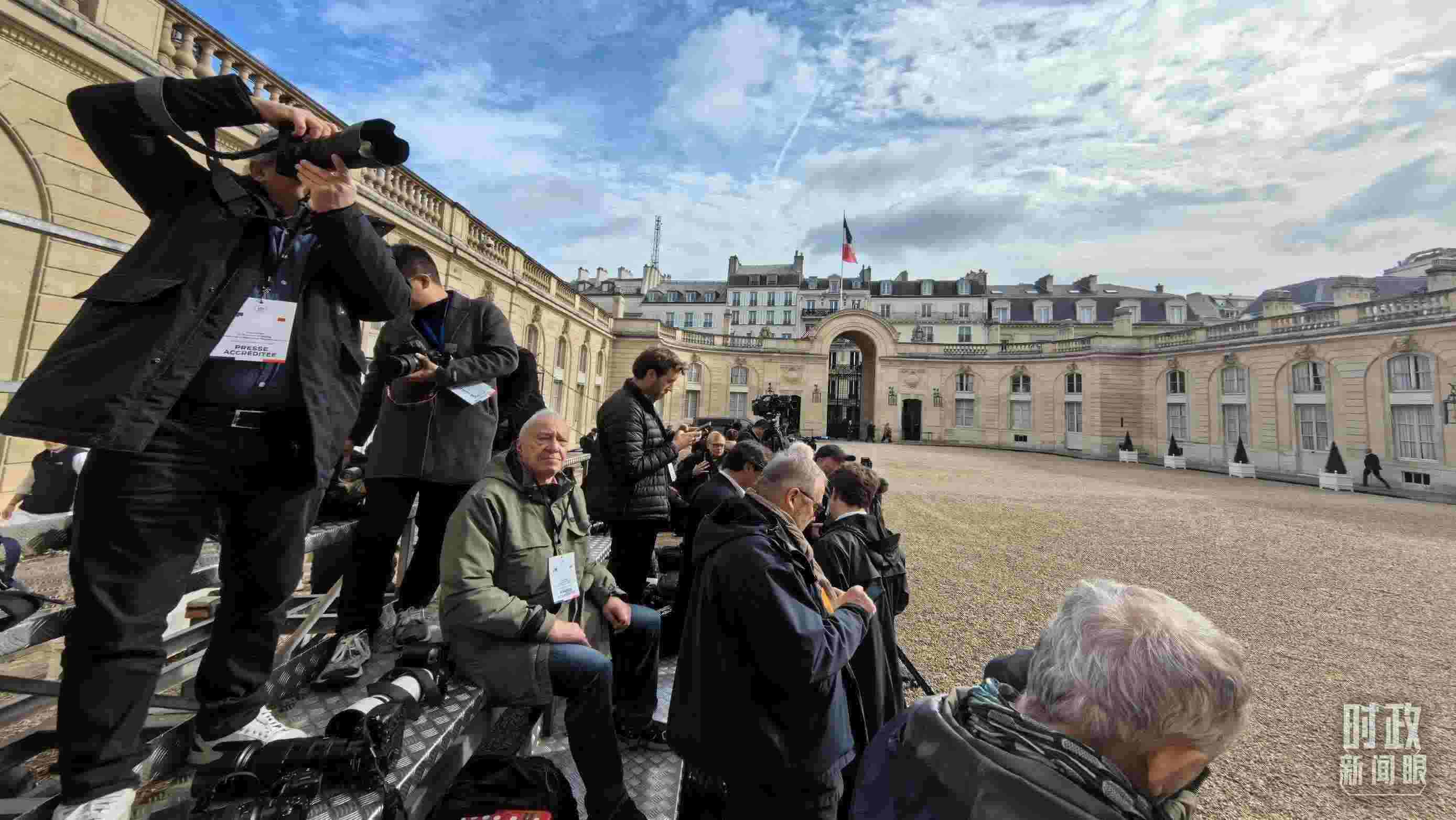 △媒體記者密切關(guān)注當(dāng)天活動(dòng)。（總臺(tái)央視記者陸泓宇拍攝）