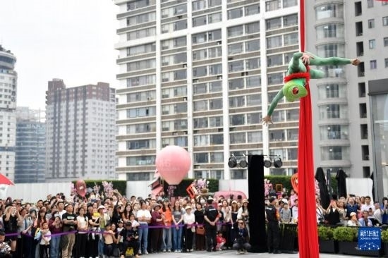 5月7日，演員在長沙國金中心表演木偶劇。新華社記者 陳振海 攝
