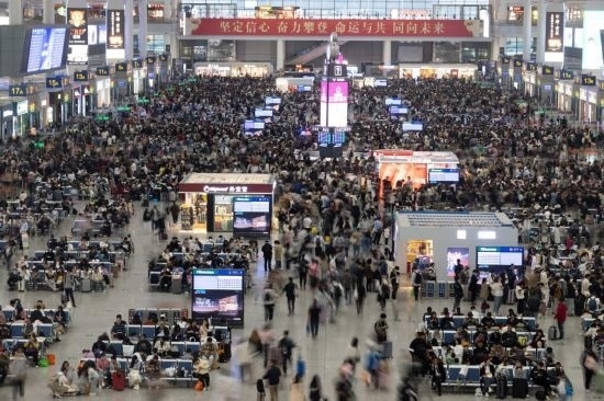 5月5日，旅客在上海虹橋火車(chē)站候車(chē)。新華社記者 王翔 攝