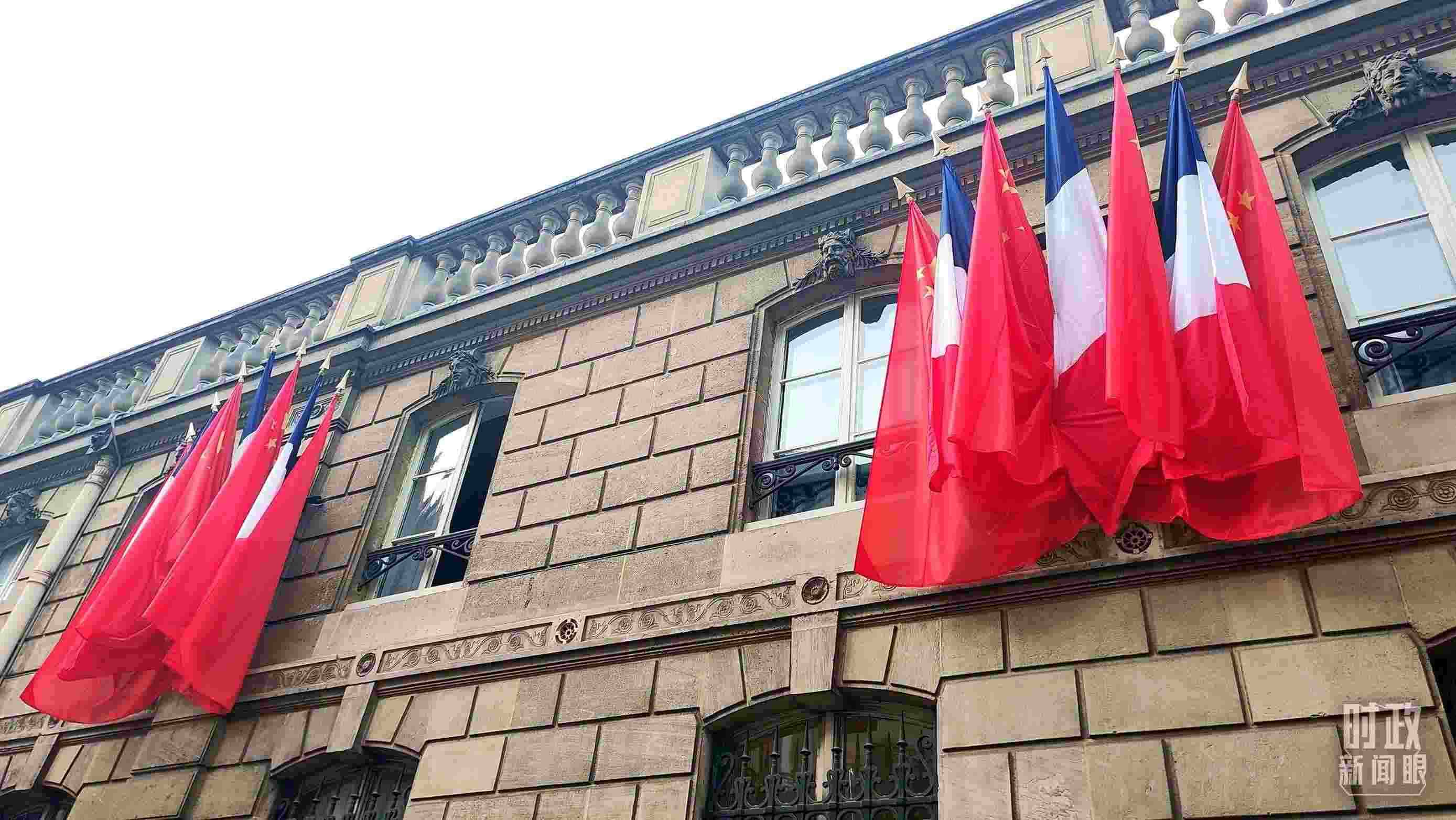 △中法歐領(lǐng)導(dǎo)人三方會(huì)晤地點(diǎn)——愛麗舍宮懸掛中法兩國國旗。（總臺(tái)央視記者劉琦拍攝）