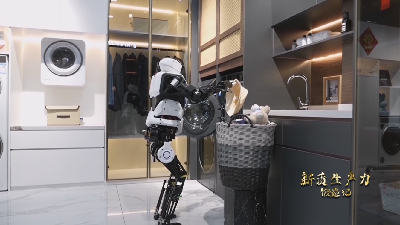 人形機(jī)器人洗衣服。