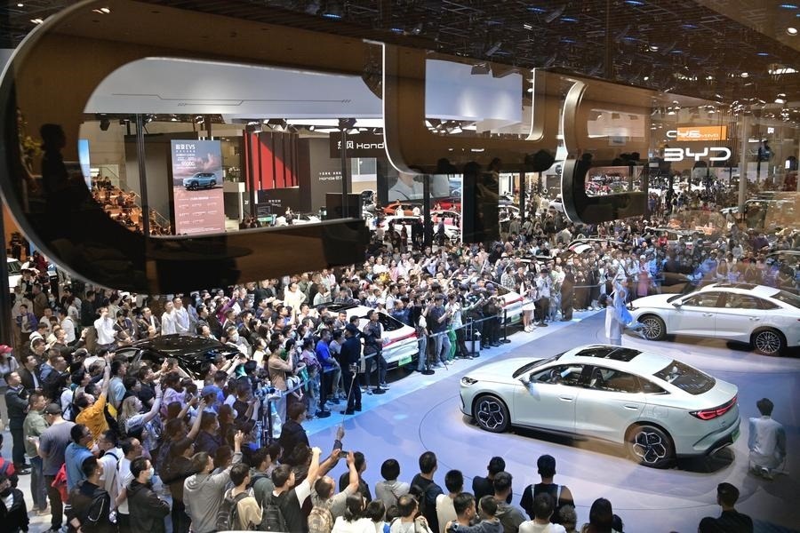 5月4日，參觀者在2024北京車展比亞迪品牌展臺(tái)參觀。新華社記者 尹棟遜 攝