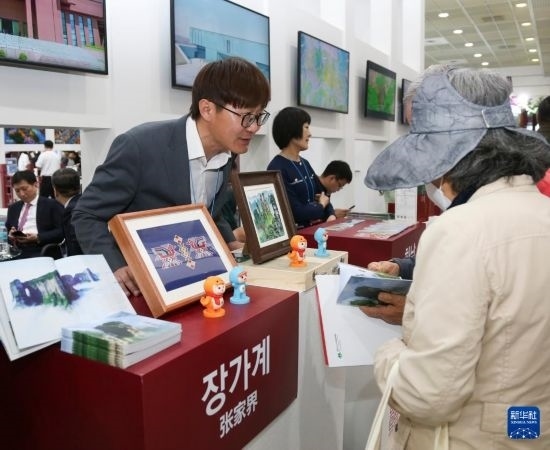 5月9日，在韓國首爾舉行的首爾國際旅游展上，參觀者在中國展區(qū)咨詢。新華社記者 姚琪琳 攝