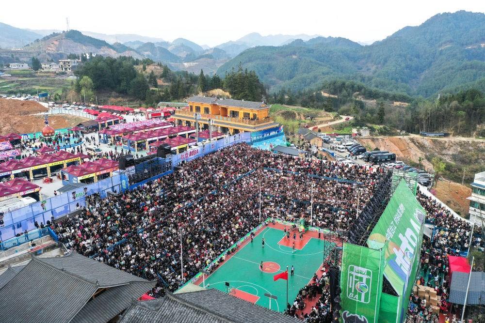 貴州省臺江縣舉辦的2024年“村BA”球王爭霸賽現(xiàn)場（2024年3月22日攝，無人機照片）。新華社記者 楊文斌 攝