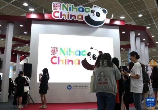 5月9日，在韓國首爾舉行的首爾國際旅游展上，參觀者在中國展區(qū)參加體驗項目。新華社記者 姚琪琳 攝