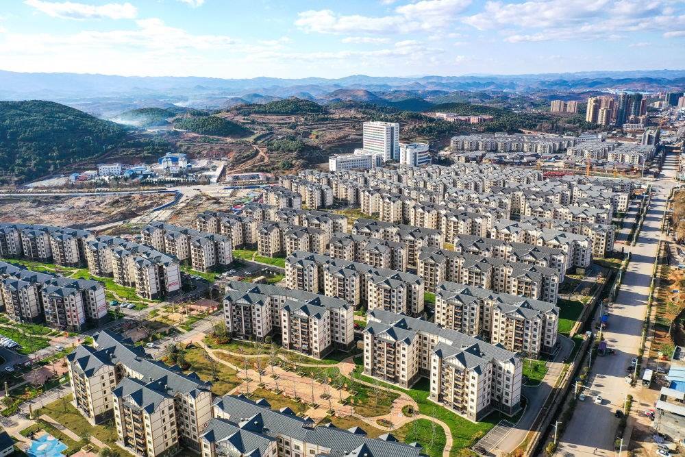 貴州省威寧縣五里崗街道朝陽新城易地扶貧搬遷安置小區(qū)（2021年11月28日攝，無人機照片）。新華社記者 楊文斌 攝