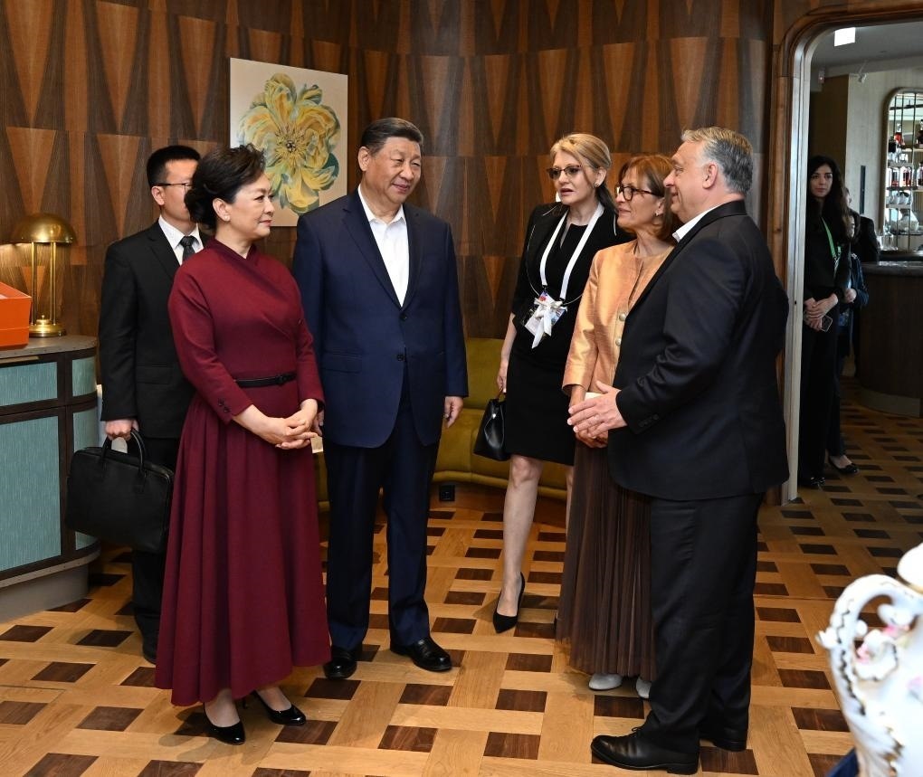 當?shù)貢r間5月10日中午，國家主席習近平和夫人彭麗媛在布達佩斯應邀出席匈牙利總理歐爾班和夫人舉行的餞行活動。