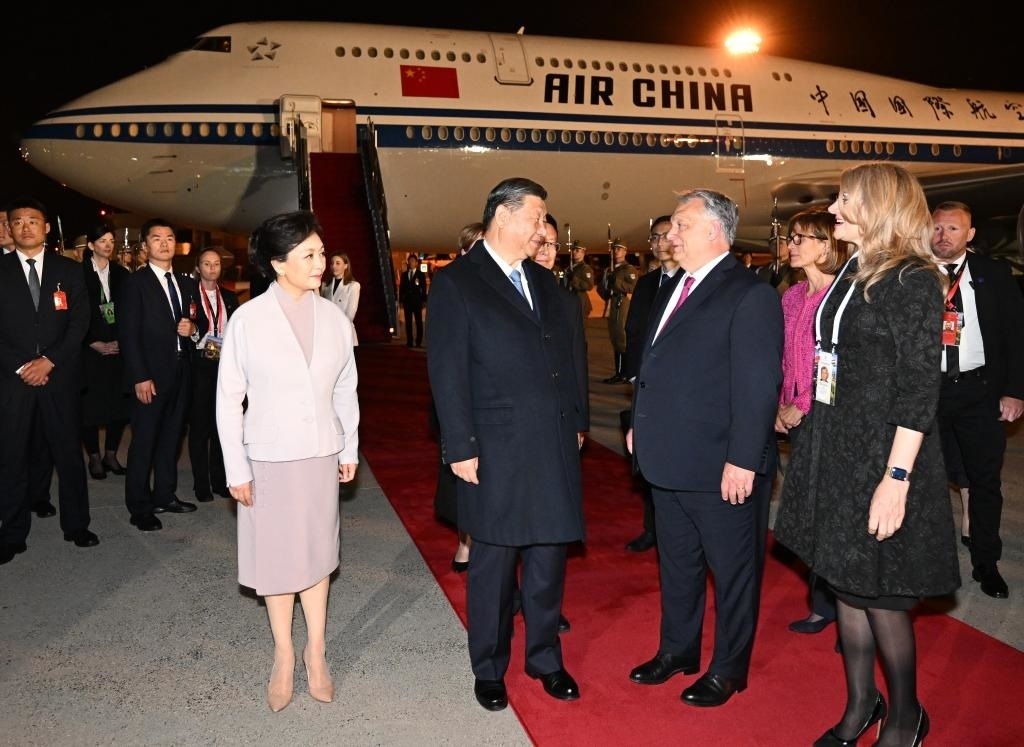 當?shù)貢r間5月8日晚，國家主席習近平乘專機抵達布達佩斯。匈牙利總理歐爾班夫婦、外長西雅爾多等政府高級官員在機場熱情迎接習近平和夫人彭麗媛。