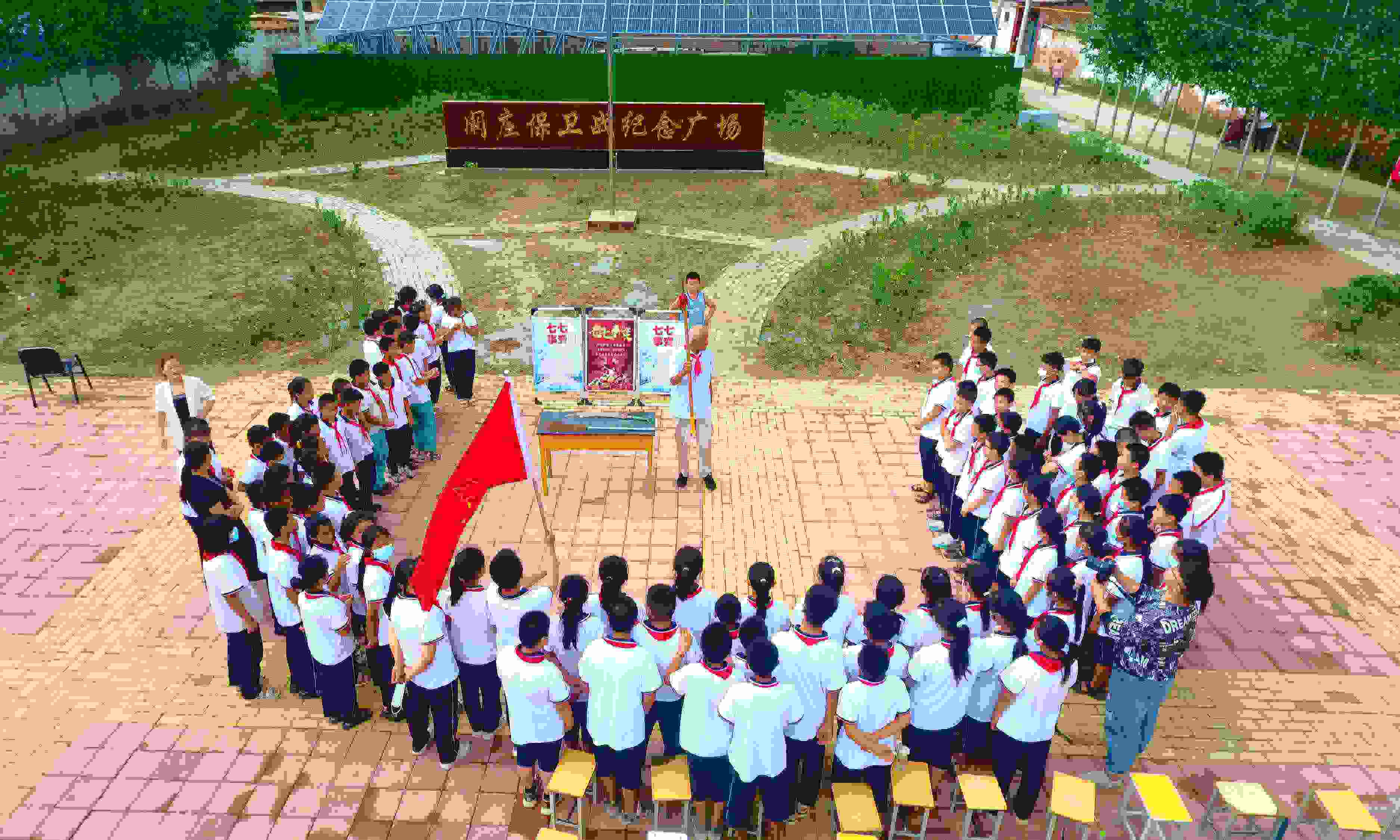 2022年7月6日，山東省聊城市，在茌平區(qū)菜屯鎮(zhèn)闞莊村的闞莊保衛(wèi)戰(zhàn)紀(jì)念廣場，闞莊保衛(wèi)戰(zhàn)親歷者王光木老人為小學(xué)生們講述抗戰(zhàn)故事，展示大刀、長矛。
