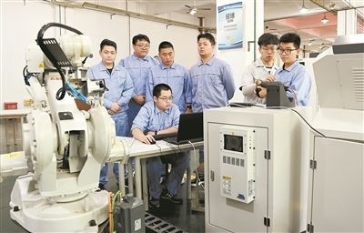 西安技師學(xué)院數(shù)控技術(shù)專業(yè)學(xué)生在學(xué)習(xí)操控數(shù)控機床。新華社記者 劉瀟攝