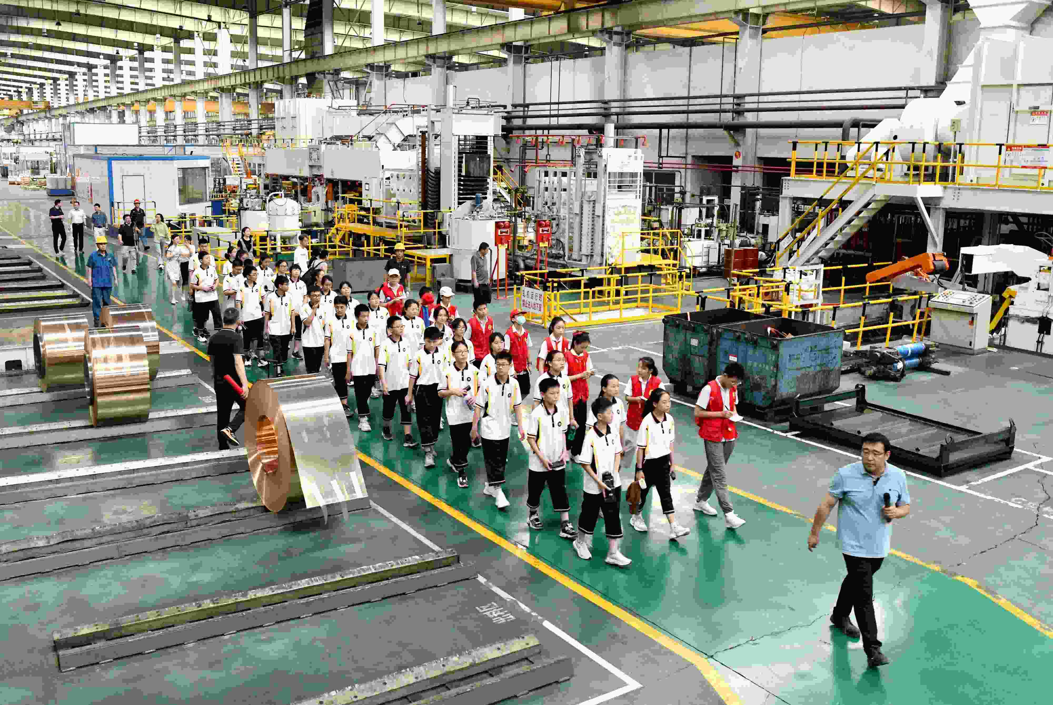 2023年6月9日，在安徽省銅陵一家公司的銅板帶制造車間，銅陵市第七中學(xué)學(xué)生在上“行走的思政課”。