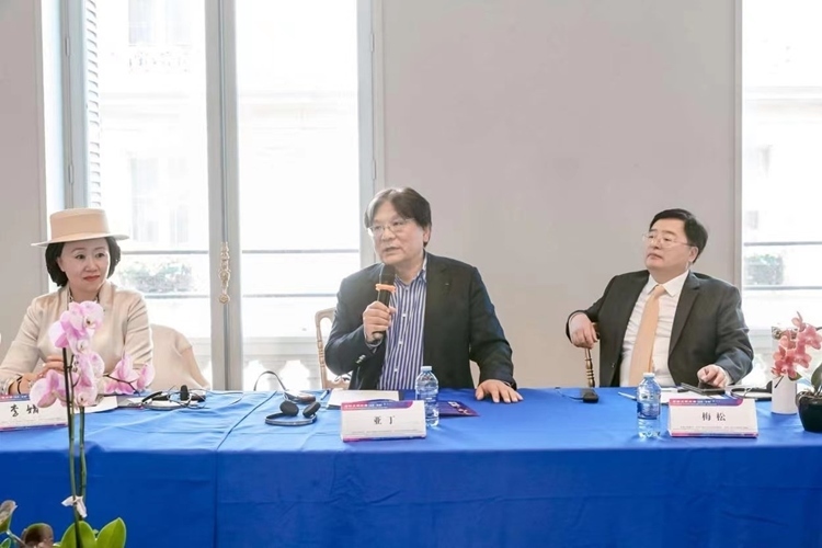 法中交流促進(jìn)會會長、作家、翻譯家、法國最高榮譽(yù)騎士勛章獲得者亞丁發(fā)言（圖片：中國傳媒大學(xué)