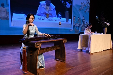 活動(dòng)現(xiàn)場(chǎng)茶藝古琴表演。新加坡中國文化中心供圖