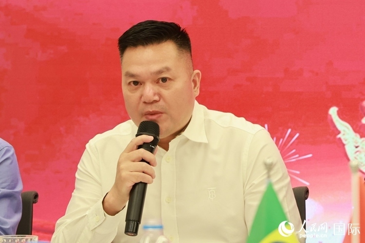 巴西和統(tǒng)會會長張小春在座談會上致辭。人民網(wǎng)記者 陳海琪攝