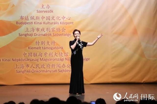 “玉蘭花開·魅力上?！弊哌M布達佩斯。葉辰亮攝