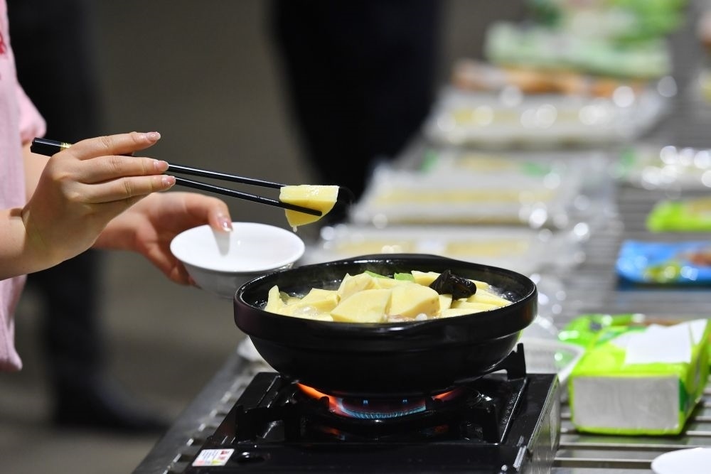 2024年5月9日，福建省三明市極野食品有限公司工作人員在試吃竹筍食品。新華社記者 姜克紅 攝