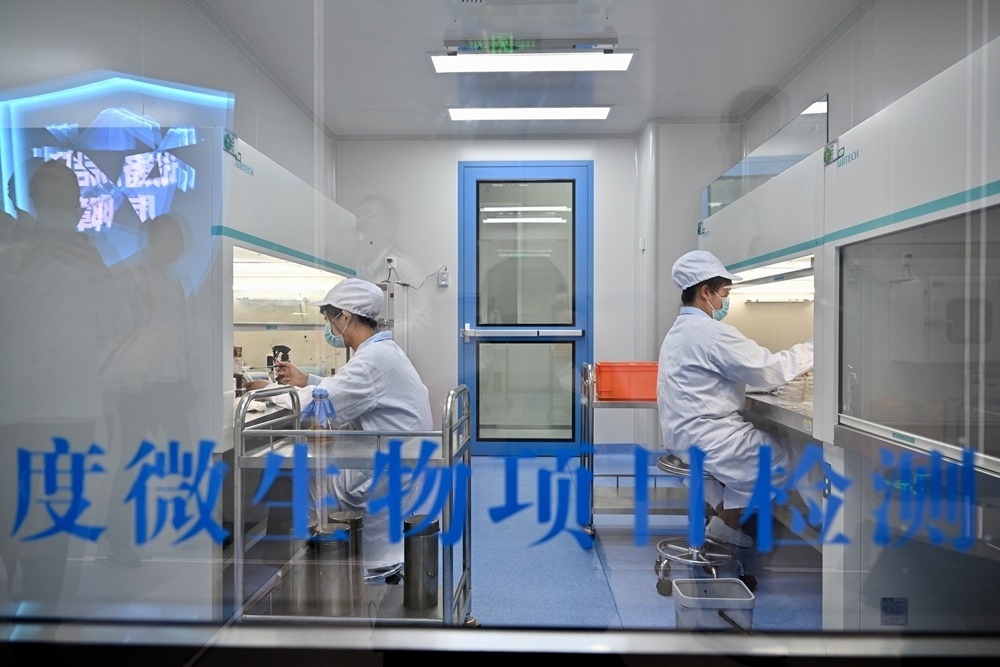 2024年5月8日，福建長富乳品有限公司工作人員在對乳品進行微生物項目檢測。新華社記者 姜克紅 攝